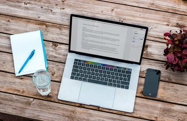 Minimalist resumes are popular among recruiters, but are they the best choice for you? Let’s break down the pros and cons, as well as some design tips.